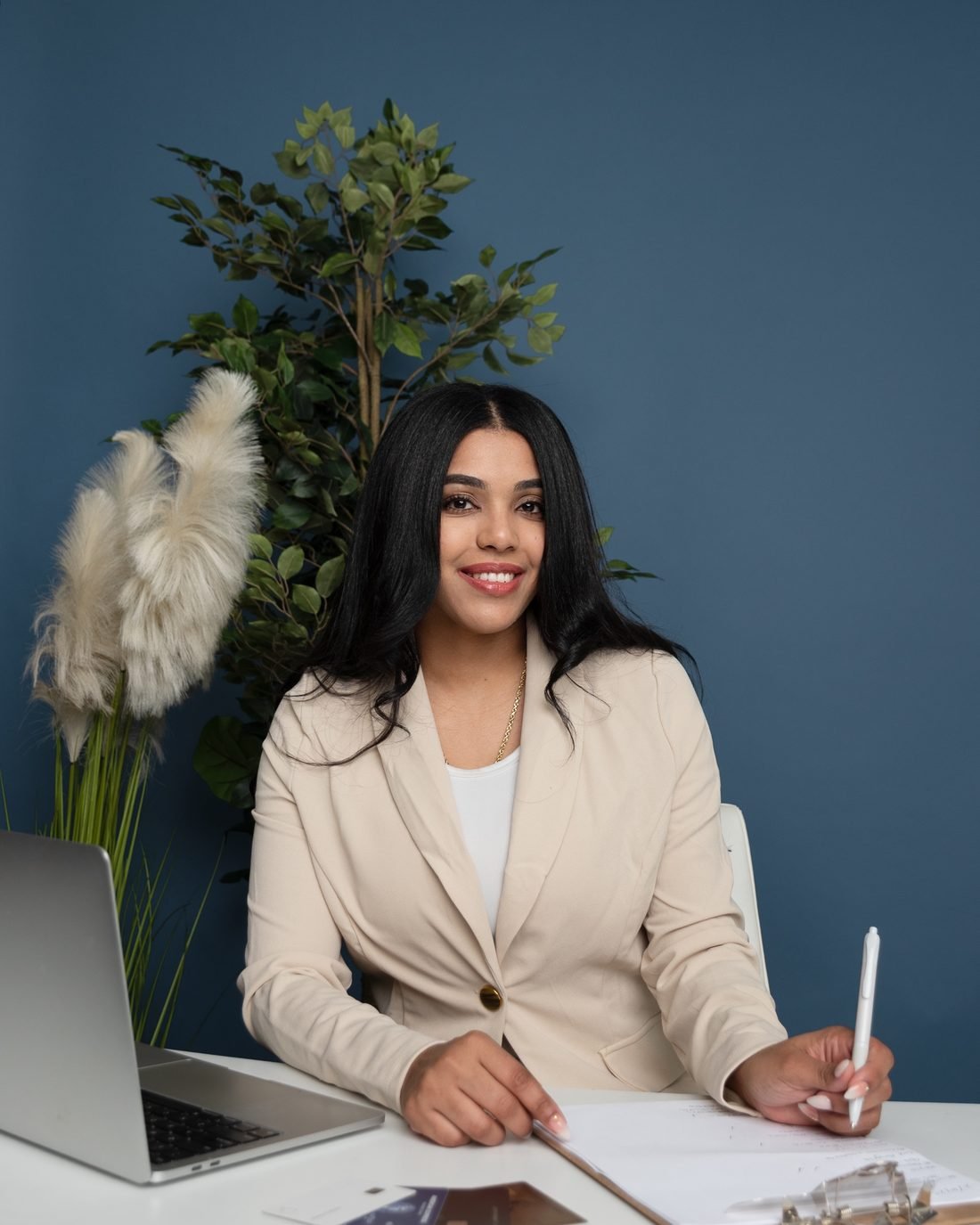 Keyla Acevedo revisando un expediente de crédito en su escritorio